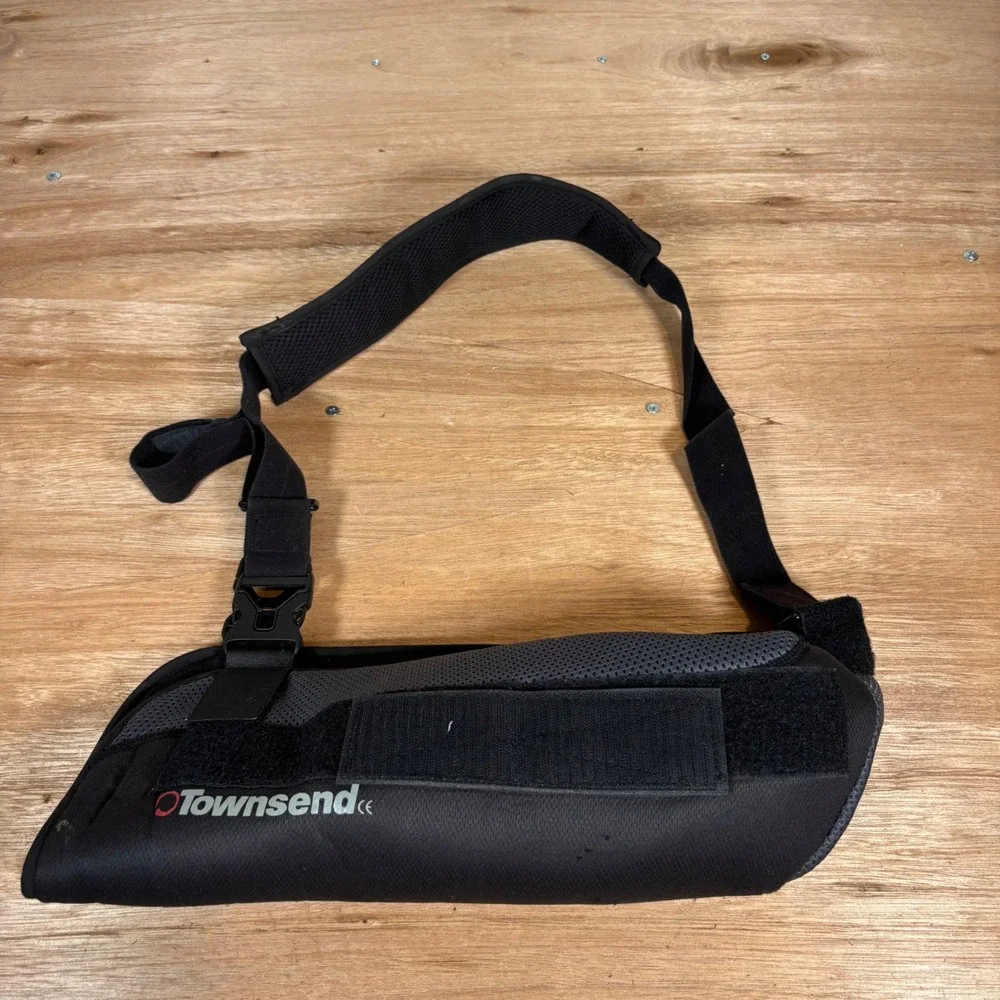 Townsend Arm Sling Shoulder Immobilizer Black Mesh Padded S/M‎ Medical Support